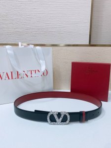Vlogo Signature搭扣，饰以施华洛世奇仿珍珠 -施华洛钻 花纹搭扣 -进口小牛皮材质 进平纹带身 -宽度：3厘米