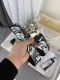 范思哲 宽4.0Cm，此款双面腰带采用光滑的Saffiano皮革制作，并配有3D美杜莎腰带扣。一面为单色设计，另一面饰有Tabloid印花。此款印花既是对当下名