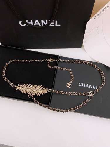Chanel链条腰带金属、小牛皮与水钻 金、黑与水晶 黄铜材质2025春夏高级成衣系列谱写一曲自由轻灵的赞歌。本系列作品创新演绎品牌的风格符号，尽显无拘无束的自