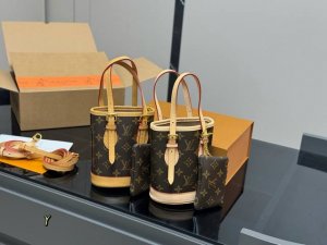 配折叠盒飞机盒 Size：13*17Cm Lv25年新款小水桶 上身效果很棒哦 单肩、手拎！ 全钢五金Noe水桶 新尺寸真的很Nice 搜索Lv 水桶包