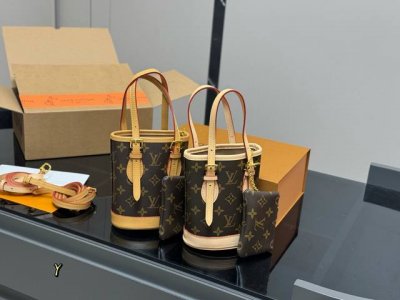 配折叠盒飞机盒 Size：13*17Cm Lv25年新款小水桶 上身效果很棒哦 单肩、手拎！ 全钢五金Noe水桶 新尺寸真的很Nice 搜索Lv 水桶包