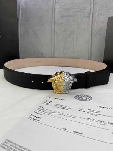 特 宽度4.0Cm Versace 范思哲 此款柔软的皮带饰有金、银双色3D美杜莎腰带扣，可搭配正装或休闲牛仔装。
