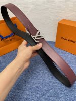 品牌Lv 3．5Cm 描述这款饰有Lv带扣的腰带配以水牛皮衬里，覆以Monogram 牛皮。展现细腻的品牌特质，是牛仔裤的理想配件 Lv字母带扣 Monogra