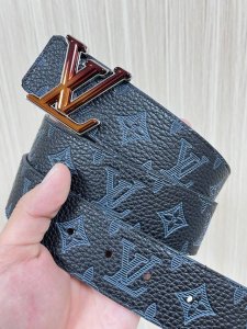 4.0宽 2025新款以天然小牛皮搭配路易威登特色设计元素的Lv pyramide 腰带，时尚新潮，尽显品牌个性。小牛皮材质，饰有路易威登标志性的Monogra