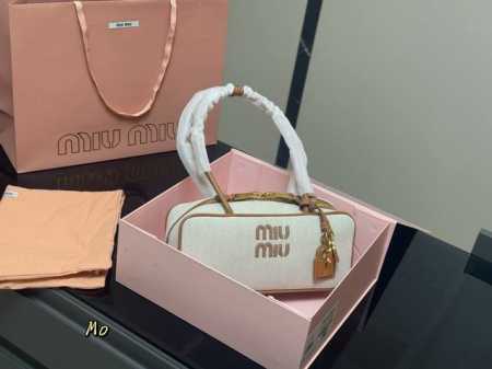升级版配盒 Size：28*13Cm Miumiu保龄球 公文包 包包甜度刚好！ 很难不爱啊啊！ 可手拎也可斜挎 绝对不是小废包哦容量足足的~~ 出场就是Miu - 点击图像关闭