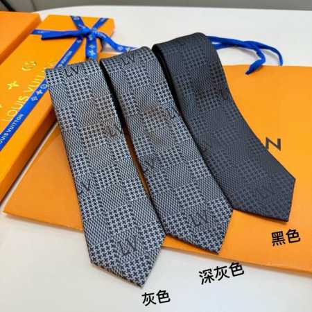 特 专柜同步新款 Lv棋盘格领带，稀有展现精湛手工与时尚优雅的理想选择，这款领带将标志性的路易威登Damier图案以同色调手法演绎的更显雅致风范。让男士可以充分 - 点击图像关闭
