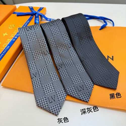 特 专柜同步新款 Lv棋盘格领带，稀有展现精湛手工与时尚优雅的理想选择，这款领带将标志性的路易威登Damier图案以同色调手法演绎的更显雅致风范。让男士可以充分