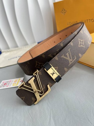 品名： Lv..路易..威登腰带皮带原单 型号：挂扣，经典纯钢材质字母挂扣，头层牛皮，图片实物拍摄 材料：头层牛皮，挂扣系列，纯钢材质扣头，钯镀电镀工艺永不掉色