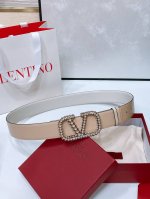 黄铜Vlogo Signature搭扣 -外层金属质感小牛皮 -内部亮面小牛皮 -宽度：4厘米 Vlogo Signature可双面佩戴小牛皮腰带