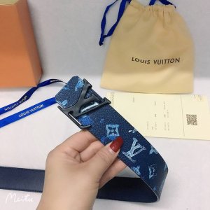 腰带皮带 Lv Shape 双面腰带为 Monogram 帆布和皮革的经典底蕴注入 Virgil Abloh 的少年心气。Lv 小伙伴形象流露谐谑意味，哑光 L