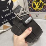 品名：Lv..路易..威登原单 材质：原单牛皮腰带 百分百头层牛皮腰带保证真皮，24K纯钢扣，专柜原单品质、做工精细，时尚大牌，送人自用首选 包装： 请认准如图