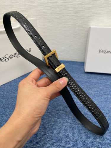 品牌 圣罗兰女带 2.0特 P160 描述 双面原版皮不可调节式皮带，小牛皮材质，配有钯金色和银色钢金属扣 牛皮材质 不锈钢 20毫米 意大利制造 腰带为意大利