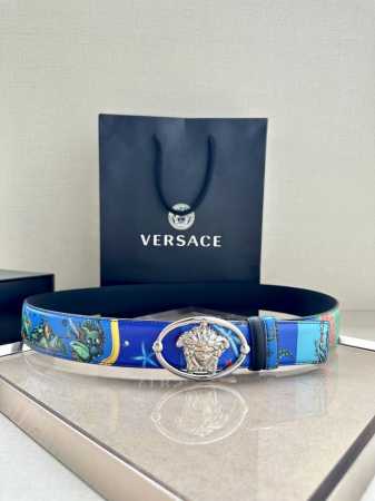 宽度4.0Cm Versace 范思哲 这款柔软鳄鱼皮饰带搭配一枚椭圆形美杜莎带扣。腰带饰有一枚金属圈环，宛如点睛之笔，本季标志性的Versace饰件点缀其上， - 点击图像关闭