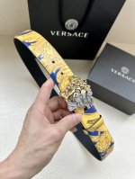特 宽度4.0Cm Versace范思哲此款Palazzo腰带采用牛皮革面料制作，并饰有Le Pop Classique图案印花和标志性的旋转尾夹美杜莎五金配件
