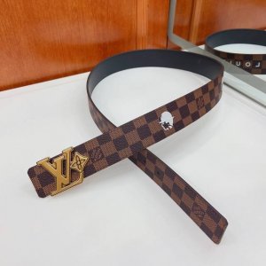 当季新款，4.0宽咖格印白字母 小人头，配黑色进口小牛皮，搭配精品扣头 做工精细，细节看图，，官网同步，