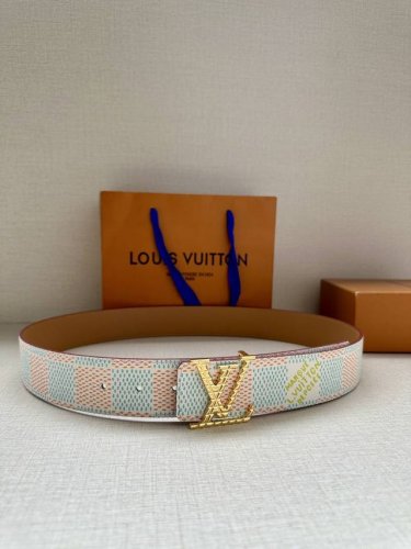 特 4.0宽 本款 Lv Initials 双面腰带凝聚 Pharrell Williams 对典藏设计的灵感探索，通过焕新 Damier 图案和 Marque