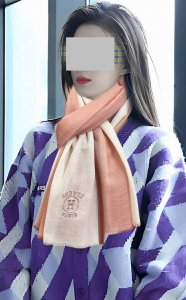 新款2620爱马士太美了 万众瞩目经典版到货最优质的年轻设计师推出的最新概念搭配调色纱染再色织交织在一起形成新款格型这款经历漫长等待耗时3个月之久才完成面料围巾