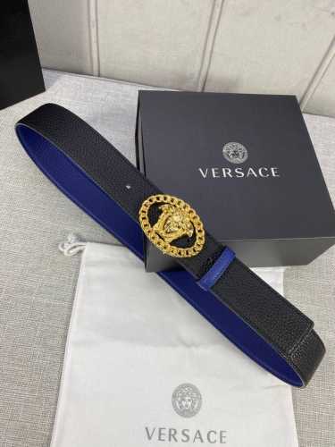 宽度：4.0Cm 范思哲 两面荔枝纹腰带饰有标志性的Versace美杜莎头像扣，彰显品牌格调。是一款精美的衣橱必备单品。