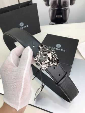 范思哲皮革腰带，以经典 Versace 美杜莎头像装饰，增添造型魅力。完美时尚必备单品。4.0Cm宽 - 点击图像关闭