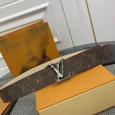 P4.0Cm Pharrell Williams 以 New Steamer 系列的 Monogram 帆布重绎经典 Lv Initiales 双面腰带，呈现个