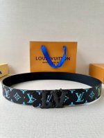 特 Lv Initiales 40 毫米双面腰带焕新标志性设计 以经典 帆布和柔软牛皮革呈现双面风尚 经典丝印路易威登Logo Lv 字母搭扣散发前卫气息 提供