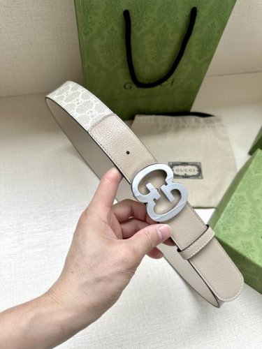 宽度4.0cm gucci 双面腰带，一侧为GG Supreme帆布融入米奇图案 ，反面一侧为进口头层砂底 配以互扣式双G原单钢扣采用真空电镀 厚度6.0mm