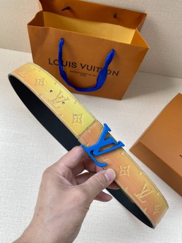 特 4.0宽:Pyramide Trunk L’Il 双面腰带以品牌经典元素烘托醒目数字印花，纪念 Virgil Abloh 的第七场路易威登时装秀。Lv Py