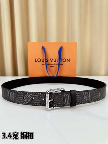 深灰棋盘格纹，3.4Cm黄金宽度，铸就男士腰间经典。纯铜扣头镌刻精致纹路，低调中彰显不凡品味。精选头层牛皮，挺括有型，搭配高端购物袋，尽显奢华格调。每一处细节，