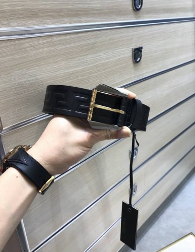 范思哲～专柜同款、实拍专柜官网，尺寸:38Mm，原版立体人头针扣，长城回纹，极富设计美感 ，双面采用进口原版小牛皮压花，清晰美观，皮质软，手感舒适，档次高，高清