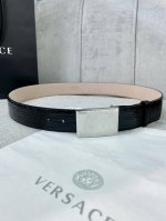 宽度4.0Cm。Versace 范思哲 此款石头纹砂底腰带饰有标志性的versace美杜莎头像带扣，彰显品牌格调。是一款精美的衣橱必备单品。