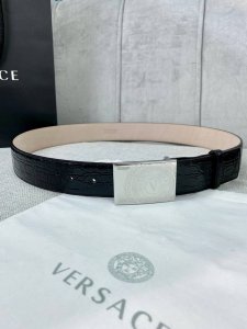 宽度4.0Cm。Versace 范思哲 此款石头纹砂底腰带饰有标志性的versace美杜莎头像带扣，彰显品牌格调。是一款精美的衣橱必备单品。