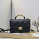 大号 Dior Ange 手袋奶黑色牛皮 超大藤格纹 以优雅时尚的美学风格开启 Dior 的全新系列 以超大藤格纹缉面线，硬挺的复古金色饰面金属顶部手柄镌刻以