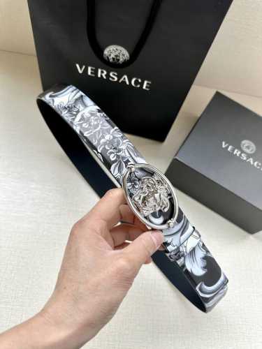 特P220 宽度3.8Cm V E R S A C E （范思哲）这头层皮饰带搭配一枚椭圆形美杜莎带扣。腰带饰有一枚金属圈环，宛如点睛之笔，本季标志性的Vers