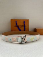 4.0宽 本款 Lv Initials 双面腰带凝聚 Pharrell Williams 对典藏设计的灵感探索，通过焕新 Damier 图案和 Marque L