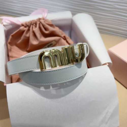Miu Miu 这款皮革腰带是提升别致造型品味的理想之选。 醒目的标志性徽标装点搭扣，营造精致撞色与纹理效果。缕空m I U设计别致. 宽度: 2Cm 尺寸75