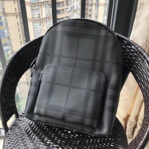 注意了专柜最新 同款 巴宝莉 Burberry背包双肩包，重金打造全新渠道货 活力四射的理想之选 原厂五金Logo清晰无比 品质毋庸置疑精致手工 绝对强悍 品牌