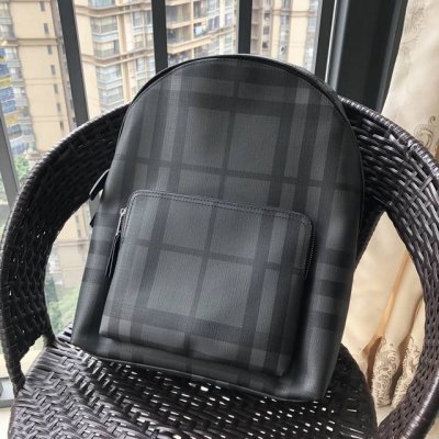 注意了专柜最新 同款 巴宝莉 Burberry背包双肩包，重金打造全新渠道货 活力四射的理想之选 原厂五金Logo清晰无比 品质毋庸置疑精致手工 绝对强悍 品牌