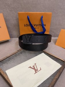 Lv Initiales Blason 40 毫米双面腰带诠释创意总监 Pharrell Williams 对品牌传统与摩登风尚的热忱。柔软皮革外层点缀的 Lv