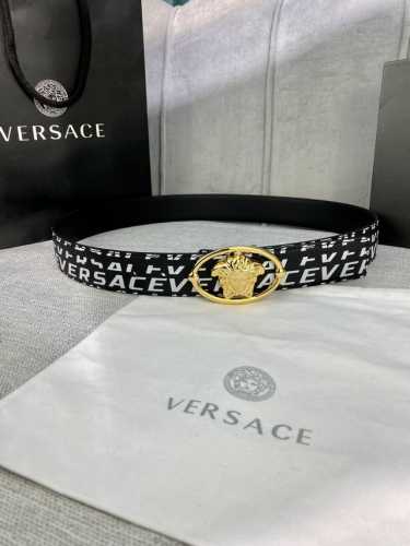 宽度4.0Cm Versace 范思哲 此款Palazzo腰带采用牛皮革面料制作，并饰有Le Pop Classique图案印花和标志性的美杜莎五金配件。