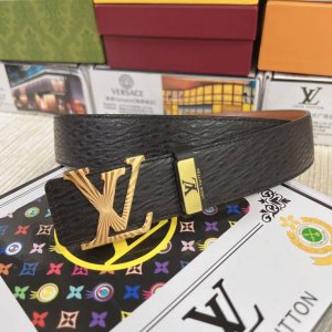品名：Lv..路易..威登原单 材质：原单牛皮腰带 百分百头层牛皮腰带保证真皮，24K纯钢扣，专柜原单品质、做工精细，时尚大牌，送人自用首选 包装： 请认准如图