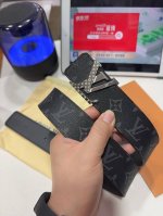 高端品質 實物拍攝 配全套包裝 品牌 L V海外原單 扣頭材質 雙色純鋼扣 帶身材質正面 38Mm寬度採用進口頭層牛皮腰帶 純鋼質五金扣頭實物拍攝長短不可自行裁