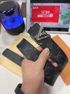 高端品質 實物拍攝 配全套包裝 品牌 L V海外原單 扣頭材質 雙色純鋼扣 帶身材質正面 38Mm寬度採用進口頭層牛皮腰帶 純鋼質五金扣頭實物拍攝長短不可自行裁