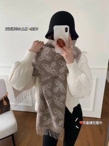 英国朋克教母“西太后Vivienne Westwood”最爱的土星从精神上，Vivenne Westwood才是最能代表英国人的时尚品牌.本季强推的一款产品.大