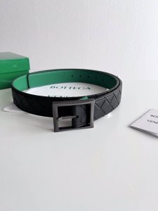 特 Bv 新款男士编织腰带 纯手工intreccio大格子编织 双面意大利小牛皮搭配枪色针扣 侧面有标示 宽度35MM 颜色: 黑色 bv绿