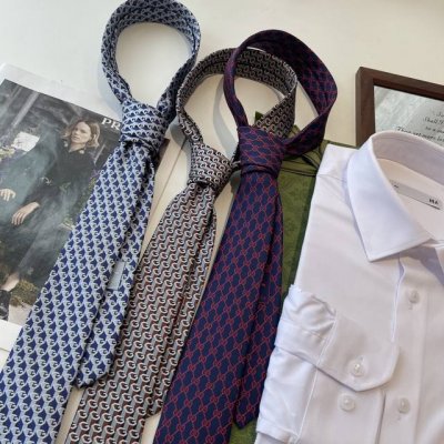 2025早秋系列革新演绎品牌标志性符号和设计元素。这款领带以马衔扣桑蚕丝提花面料匠心打造，意在突显Gucci悠久的马术传承。 DDD 深蓝色马衔扣桑蚕丝提花面料