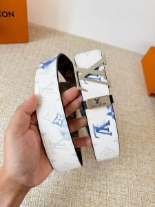 品名： Lv..路易..威登腰带皮带原单 型号：挂扣，经典纯钢材质挂扣，头层牛皮，图片实物拍摄 材料：头层牛皮，挂扣系列，纯钢材质扣头，钯镀电镀工艺永不掉色。原