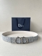 宽度3.5Cm Dior 受到标志性的同名手袋的启发，Montaigne腰带提供可翻转的版本，这要归功于其旋转机制。一侧采用天然光滑的小牛皮制成