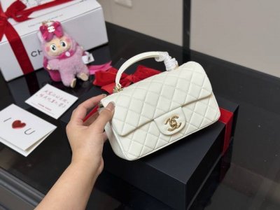 折叠盒飞机盒 Size：20*12Cm 香奈儿Mini Cf Handle 无论搭配还是容量都是没得说， 真的太可爱了！ 手提的Cf！