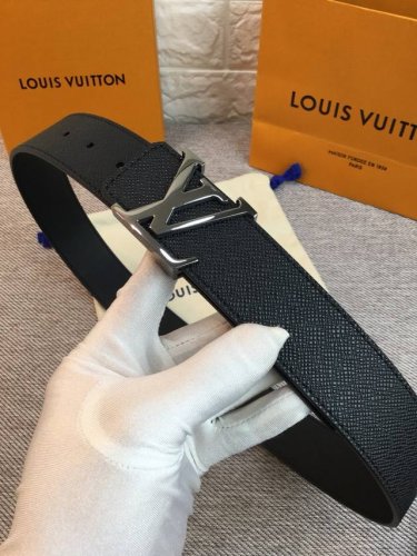 配送专柜全套礼盒包装。 Lv：原单头层牛皮十字纹面,內衬头层小牛皮底.这款经典而又魅力恒久的腰带外型宽大，带扣和牛仔装相得益彰，彰显一派休闲气息.专柜宽度4.0