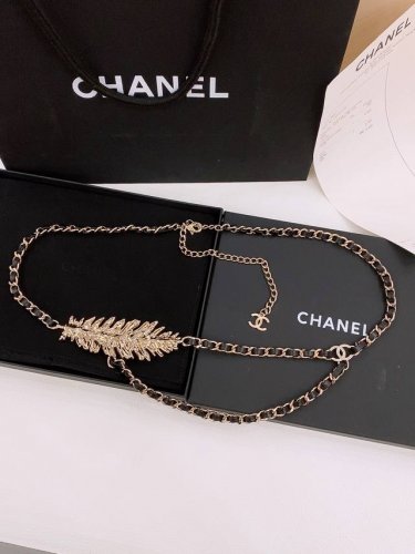 Chanel链条腰带金属、小牛皮与水钻 金、黑与水晶 黄铜材质2025春夏高级成衣系列谱写一曲自由轻灵的赞歌。本系列作品创新演绎品牌的风格符号，尽显无拘无束的自